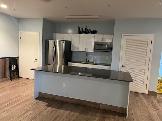 Building Photo - 3300 N Palm Aire Dr