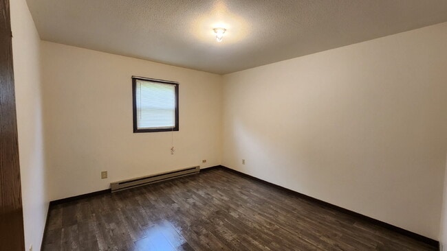 Building Photo - 3 Bedroom Duplex with Attached Garage & La...