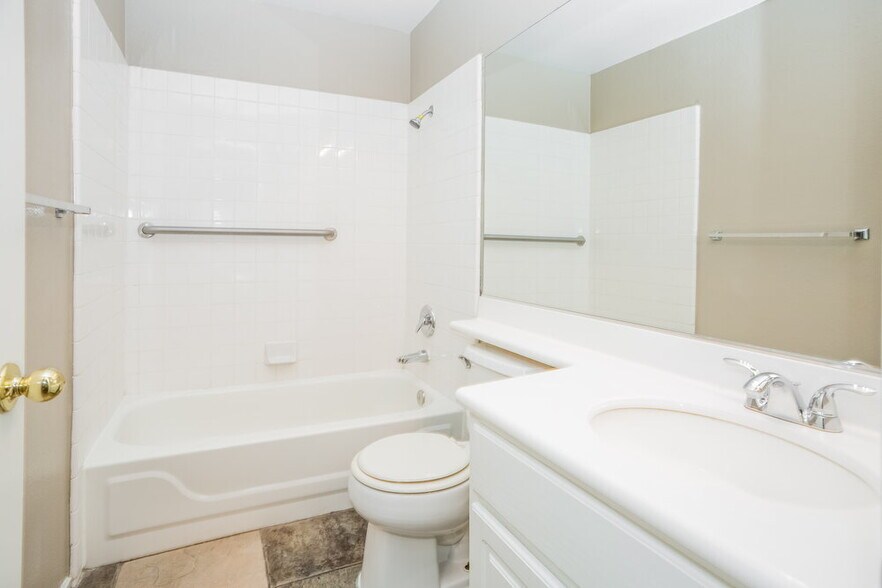 Building Photo - 3636 Beacon Point St