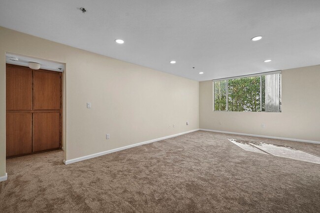 Building Photo - Welcome to your new home! Beautiful & Newl...