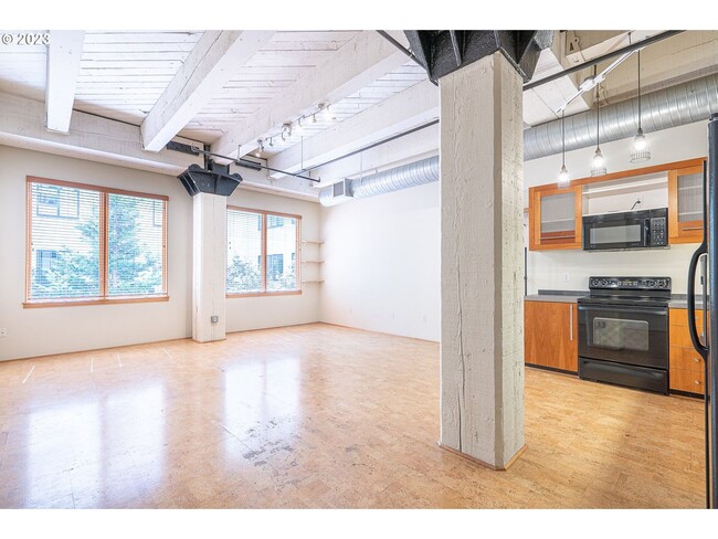 Building Photo - Immaculate 1 bedroom, 1 bath Industrial Lo...