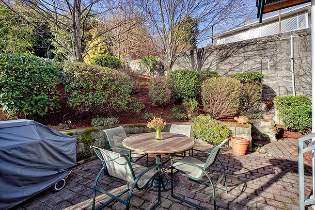 Building Photo - Queen Anne Home