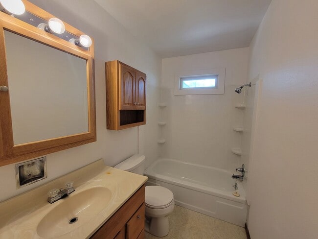 Building Photo - 1223 Lilac Ln
