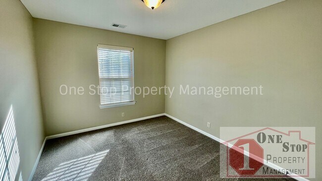 Building Photo - Gorgeous 4 bedroom, 2.5 bath home in Raymore!