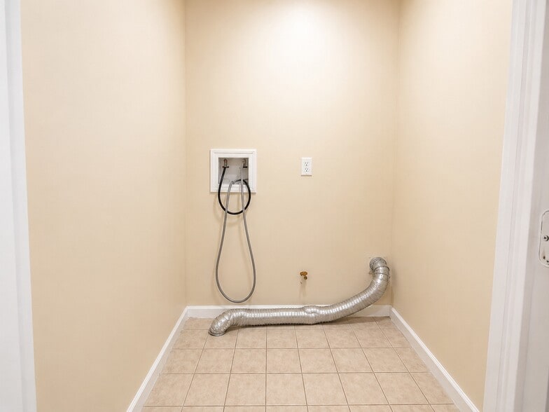 LAUNDRY ROOM - 226 Bond St