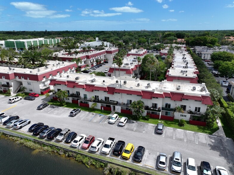 Building Photo - 6707 N Kendall Dr