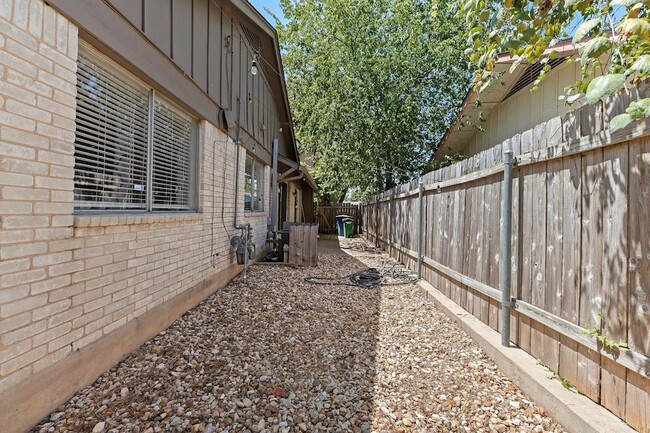 Building Photo - 9011 Quail Valley Dr