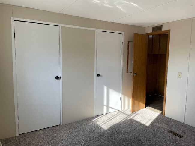 Building Photo - 2 BED, 1 BATH MOBILE HOME, WATER AND TRASH INCLUDED!