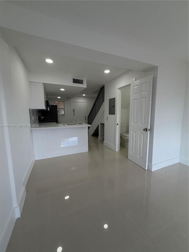 Building Photo - 1550 W 7th Ct