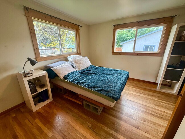 Building Photo - Stunning 3 Bed / 2 Bath Home on 10th Street!