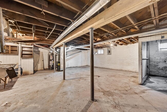 Building Photo - 2025 Calvert Ave