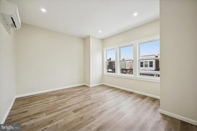 Building Photo - 547 S Yewdall St