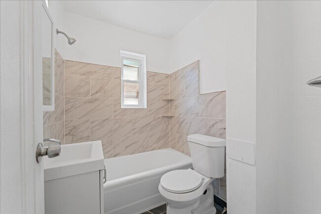 Building Photo - 3847-3849-3849 Beechwood Blvd