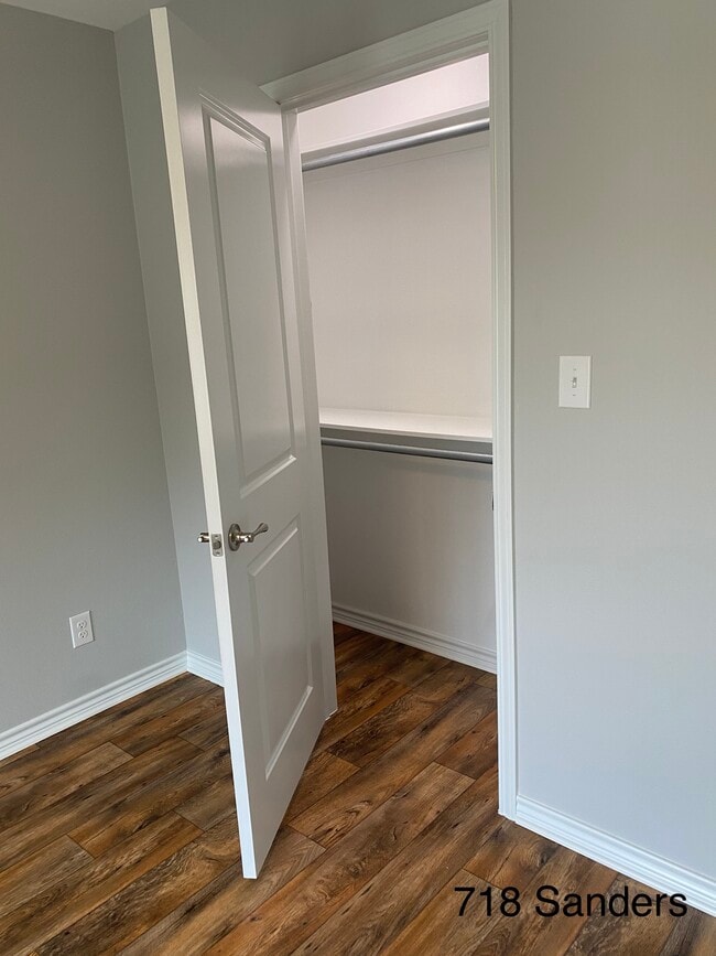 Building Photo - 718 S Sanders St