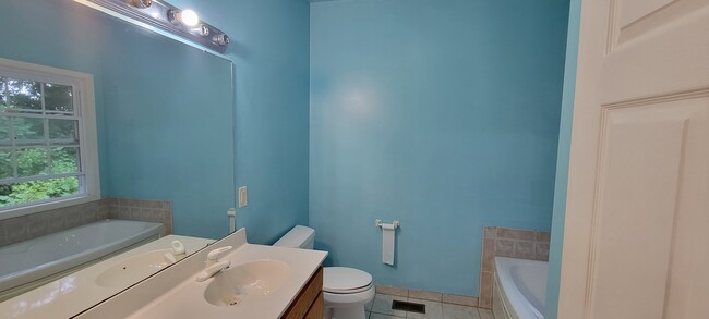 Building Photo - 690 Pinewood Dr