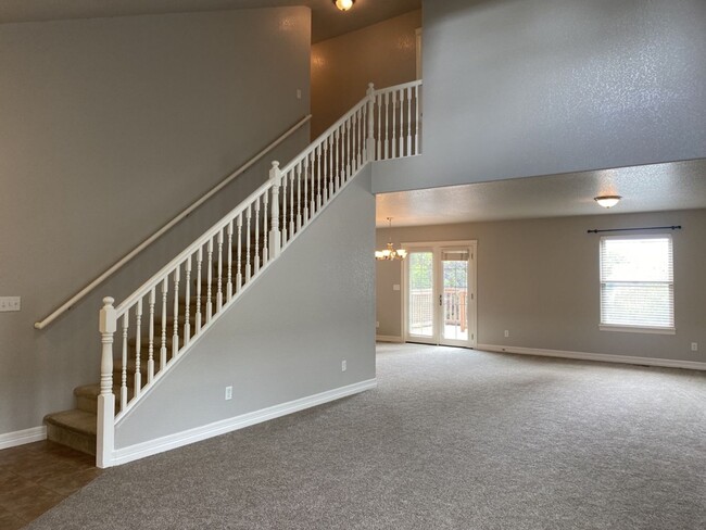 Building Photo - Start a Lease by 2/28/25 and pay $2,800 fo...