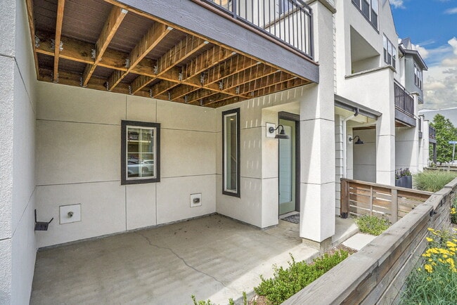 Building Photo - $2,500 - 2 Bed, 2.5 Bath Townhome in Broom...