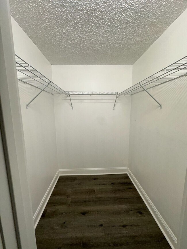Building Photo - Spacious 4 Bedroom 3 Bath in Southoak