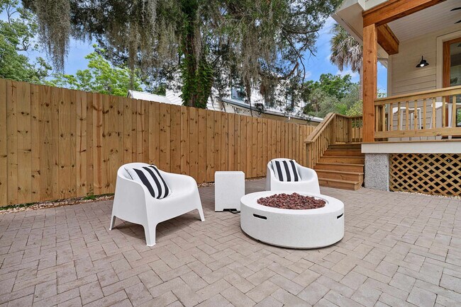 Building Photo - 30 W Castillo Dr