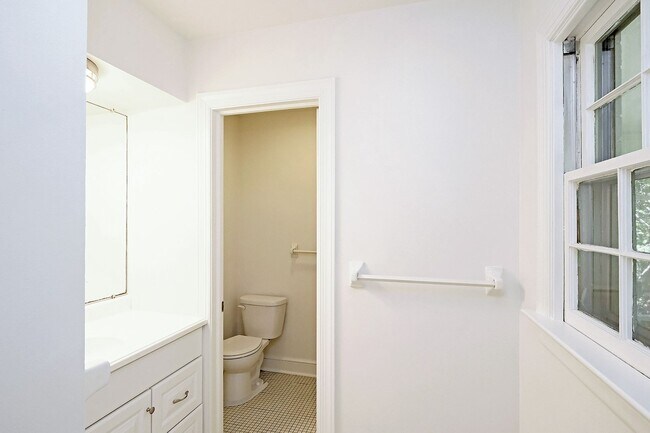 Building Photo - $1,000 Off 1st Month's Rent - Pet-Friendly Near Shops at Stonefield