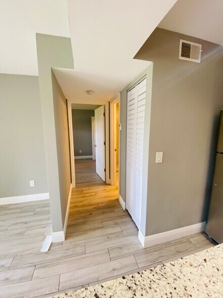 Building Photo - 1239 SW 46th Ave