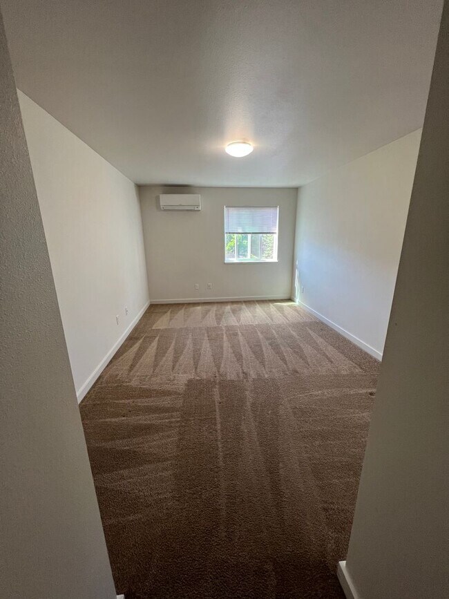 Building Photo - 4.5 Bathrooms ! 4 large bedrooms! Close to CWU