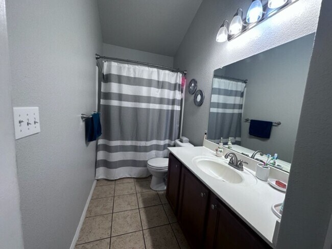 Building Photo - Beautiful & Well-Maintained 3 Bedroom, 2 B...