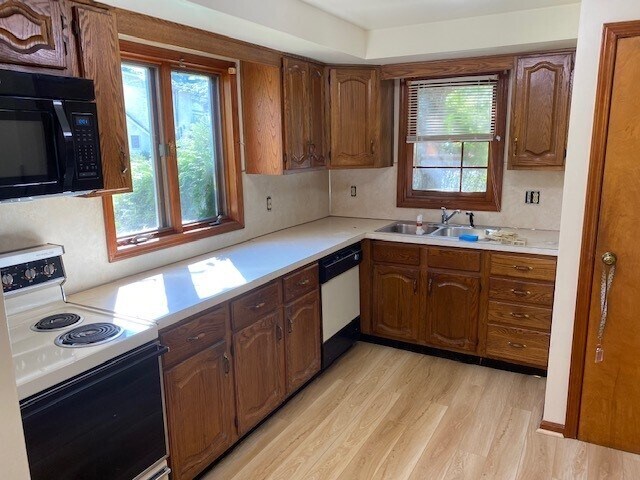 14'x12' Fully Equipped Kitchen - 320 Valley Rd