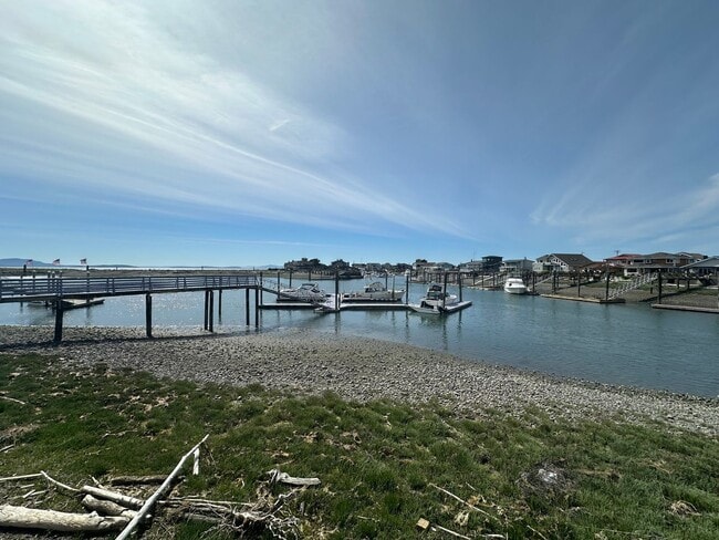 Building Photo - Move-In Special! 1/2 Month off Rent! 2 Bed 2 Bath Waterfront Condo in Sandy Point