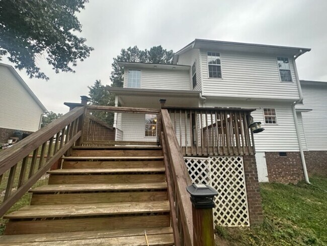 Building Photo - Stunning 3 Bed 2.5 Bath Home with Large Bo...