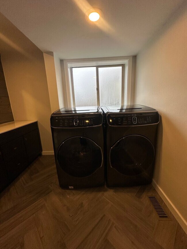 Building Photo - Beautiful 4 Bedroom 3 Bathroom Home in Everett!