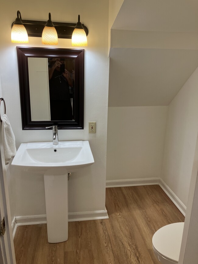 Building Photo - 814 Dahlia Ln