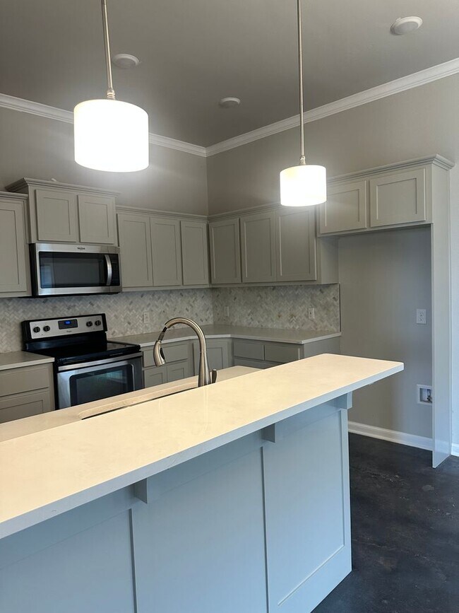 Building Photo - FIRST MONTH FREE - 4 BEDROOMS!