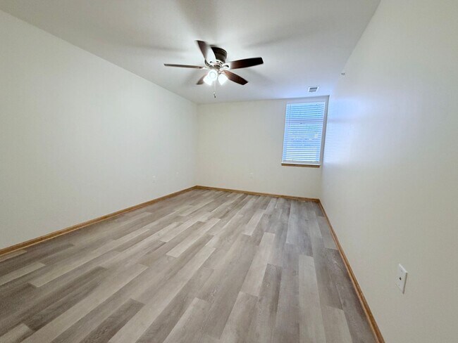 Building Photo - 2 Bed / 2 Bath Apartment in Madison, WI 53579