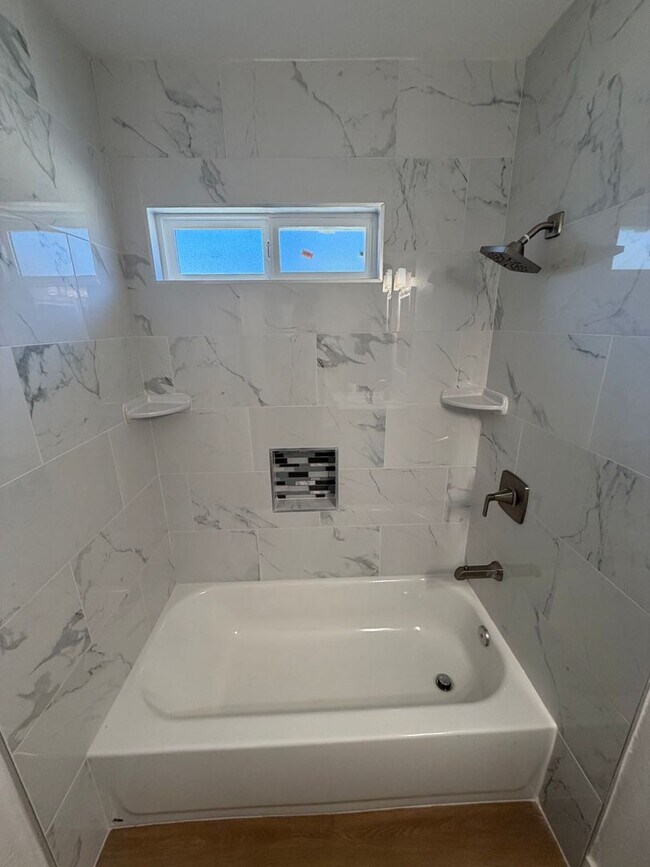Building Photo - WoW! Newley Remodeled 3 BD 1 Ba house with a 1 Car Garage in East Bakersfield