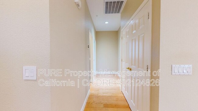 Building Photo - 121 Porterfield Creek Dr