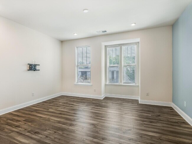 Building Photo - The Towns on Greenway! Two bedrooms. Two private baths, Half Bath. Greenway around the corner. Up...