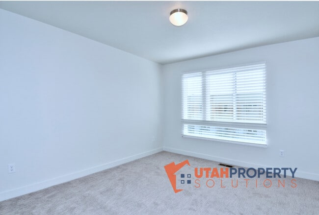 Building Photo - 1013 W 400 S
