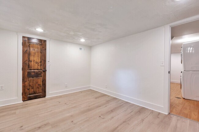 Building Photo - 4858 Viewmont St