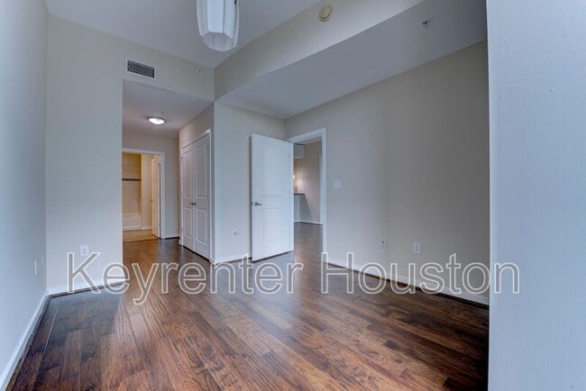 Building Photo - 5925 Almeda Rd