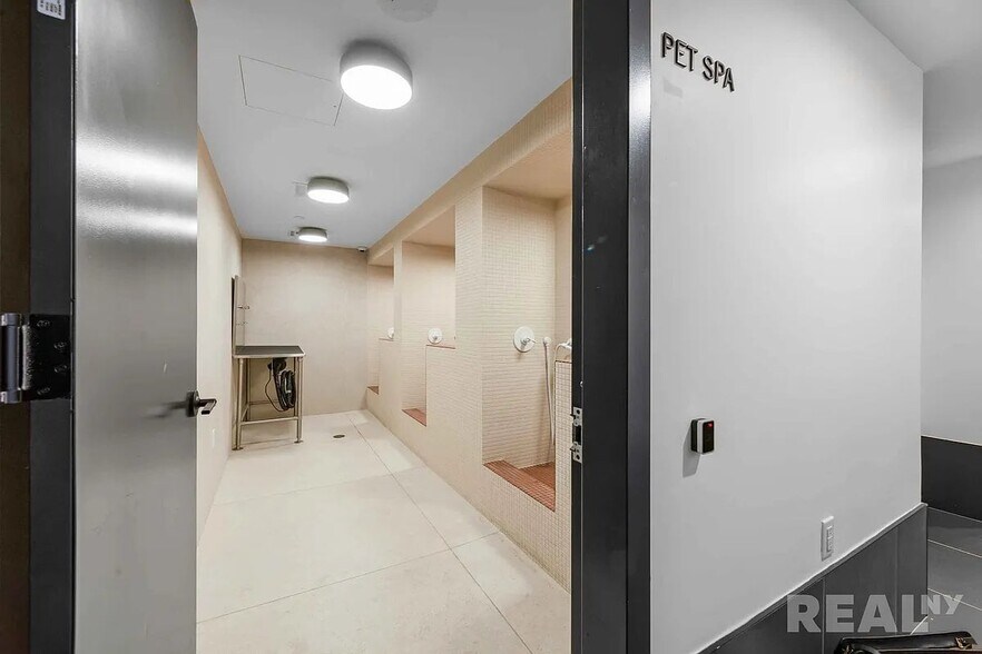 Building Photo - 953 Dean St