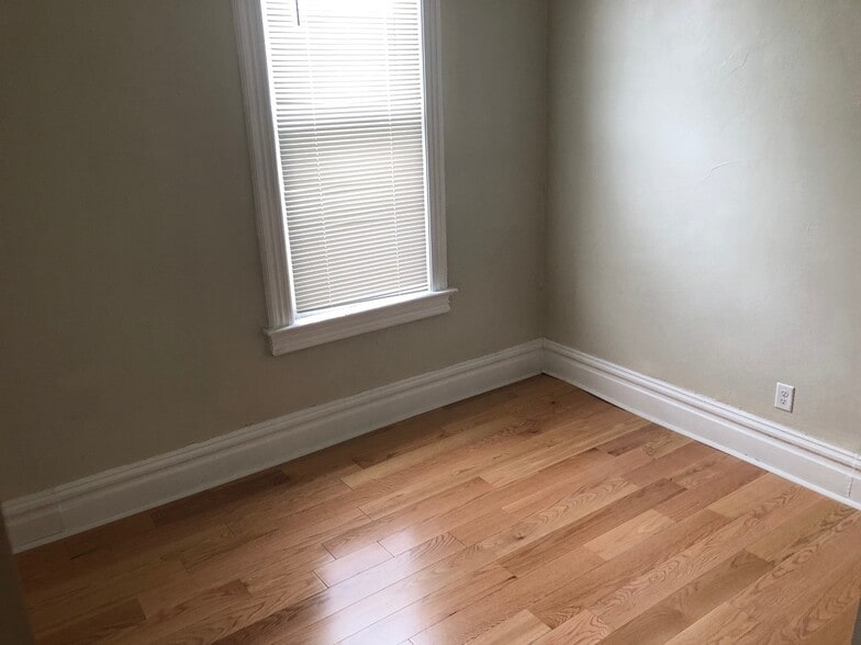 Building Photo - 694 6th St E