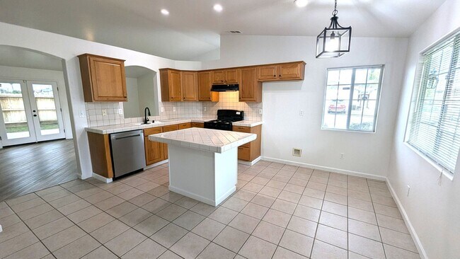 Building Photo - Beautiful 3 bedroom 2 Bath on Large Corner Lot