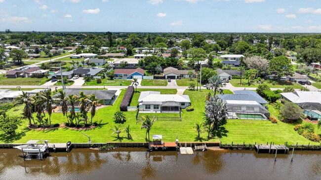 Building Photo - 416 SE Naranja Ave