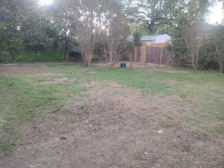 Building Photo - 216 E Morris St