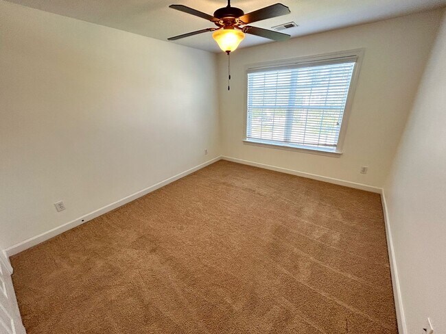 Building Photo - Beautiful 4Bed/2.5 Bath Home in Wren Creek!