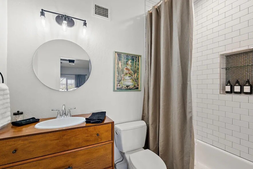 Building Photo - 13010 E Shangri La Rd