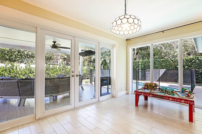 Building Photo - 711 NW 7th Dr