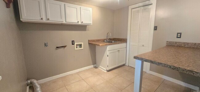 Building Photo - 600 Skyline Dr