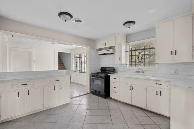 Building Photo - For Rent: Spacious 4-Bedroom Family Home